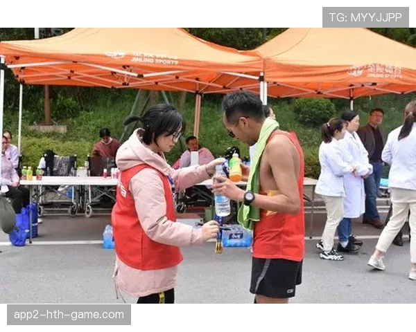 马拉松终点志愿者为每位完赛者鼓掌十秒，自己手掌都拍红了，马拉松终点迎接